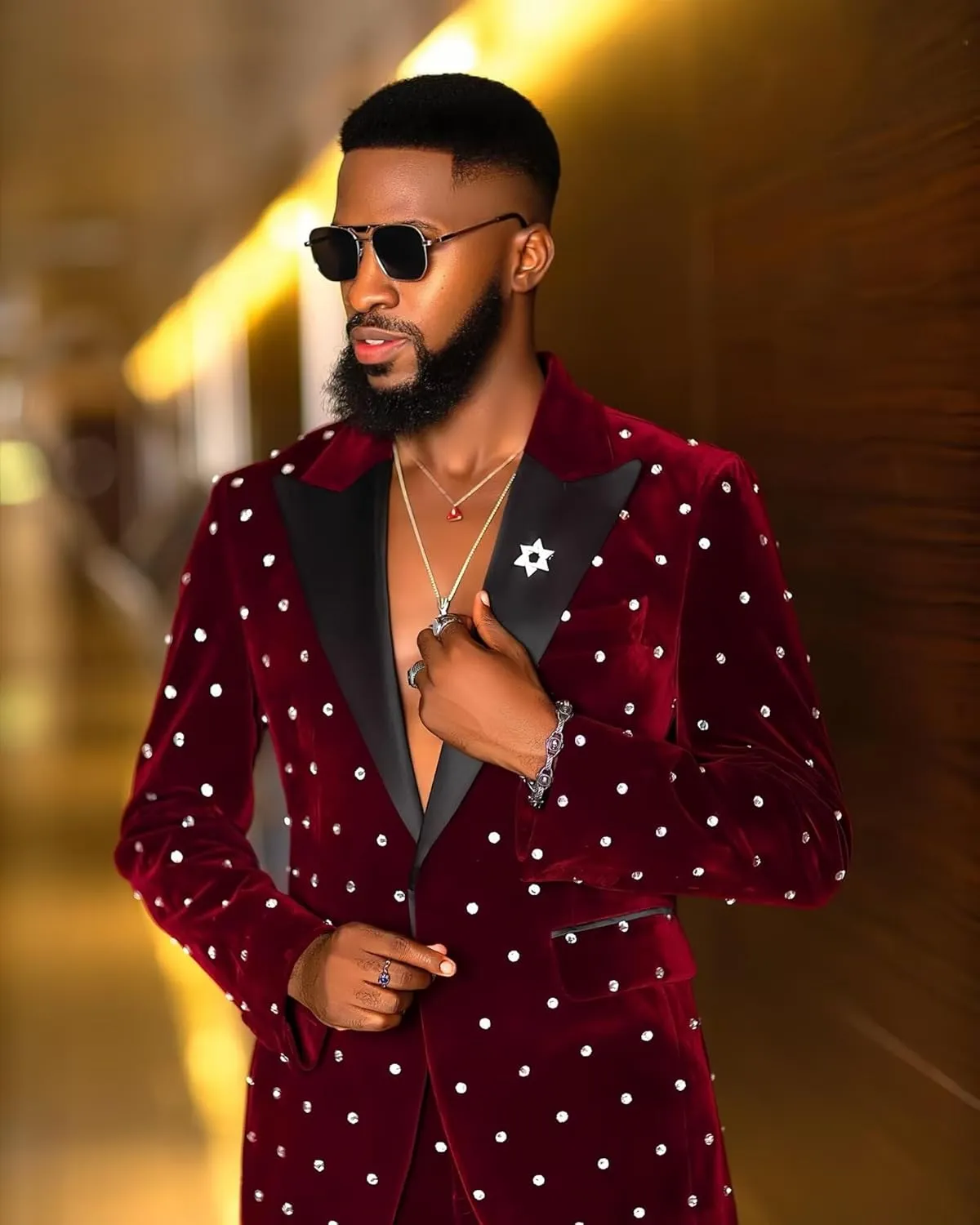 Fashion Velvet Men's Suits with Rhinestones 2 Pieces Prom Tuxedo Regular Fit Peak Lapel Blazer Pants for Dinner Wedding