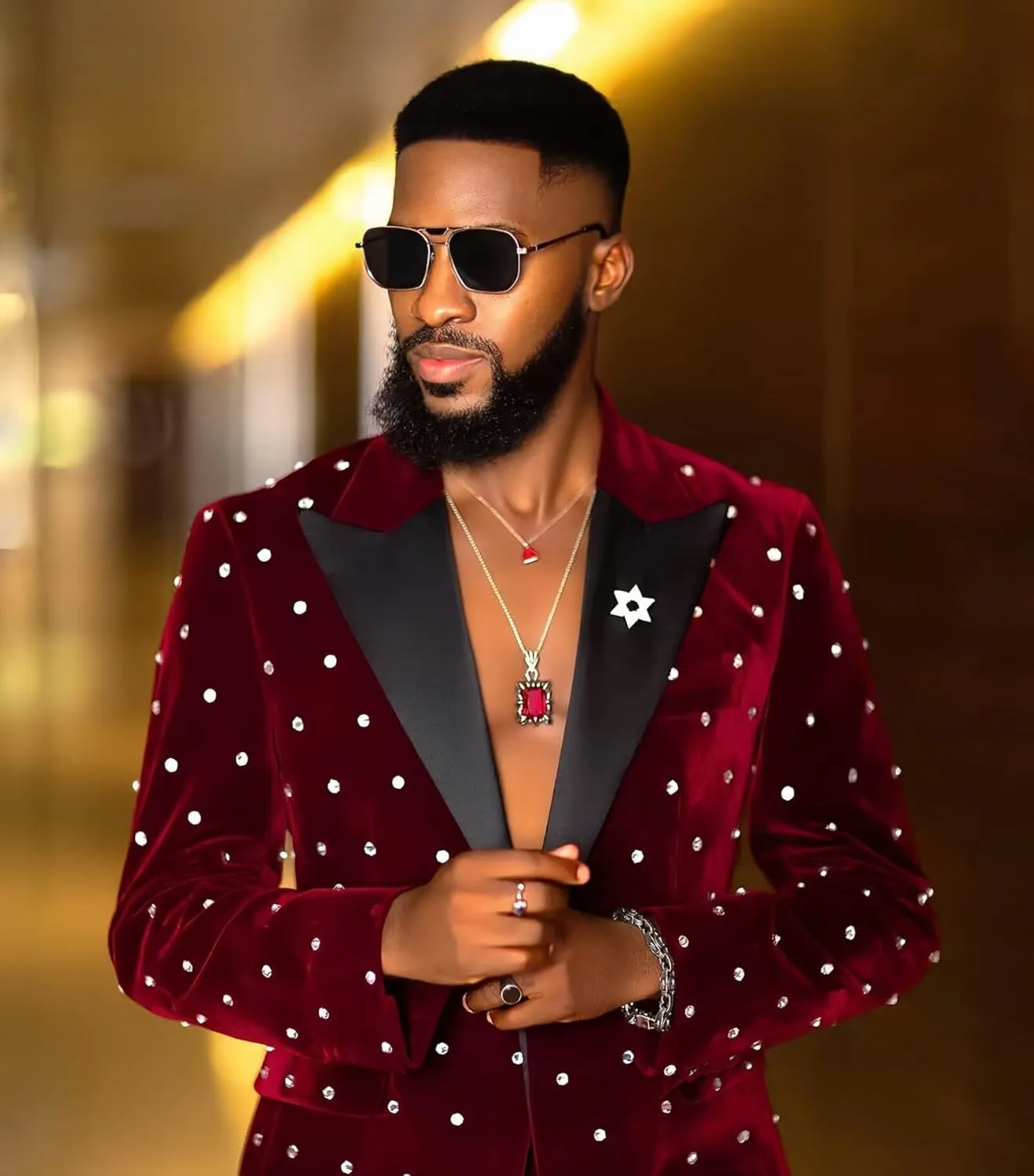 Fashion Velvet Men's Suits with Rhinestones 2 Pieces Prom Tuxedo Regular Fit Peak Lapel Blazer Pants for Dinner Wedding