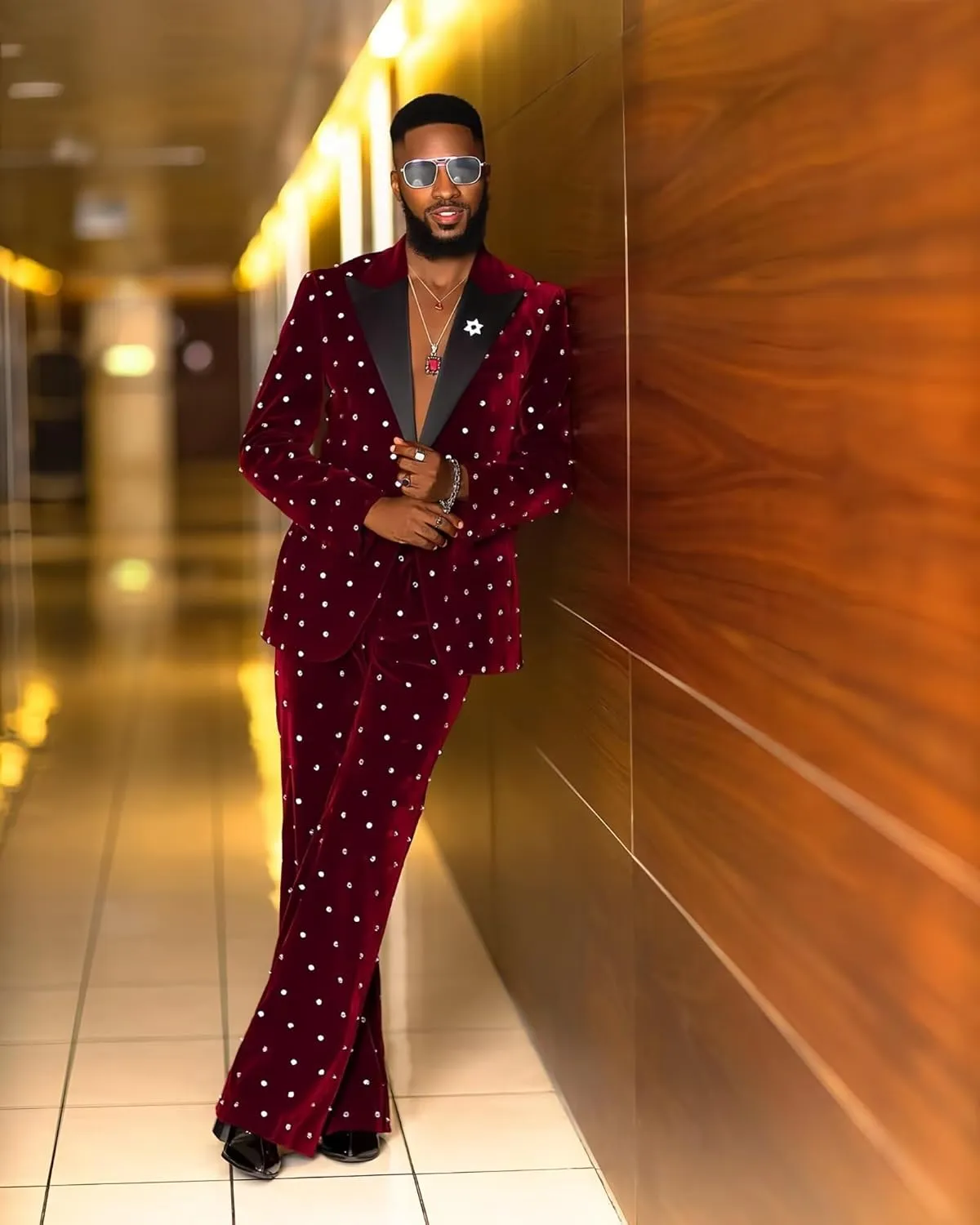 Fashion Velvet Men's Suits with Rhinestones 2 Pieces Prom Tuxedo Regular Fit Peak Lapel Blazer Pants for Dinner Wedding